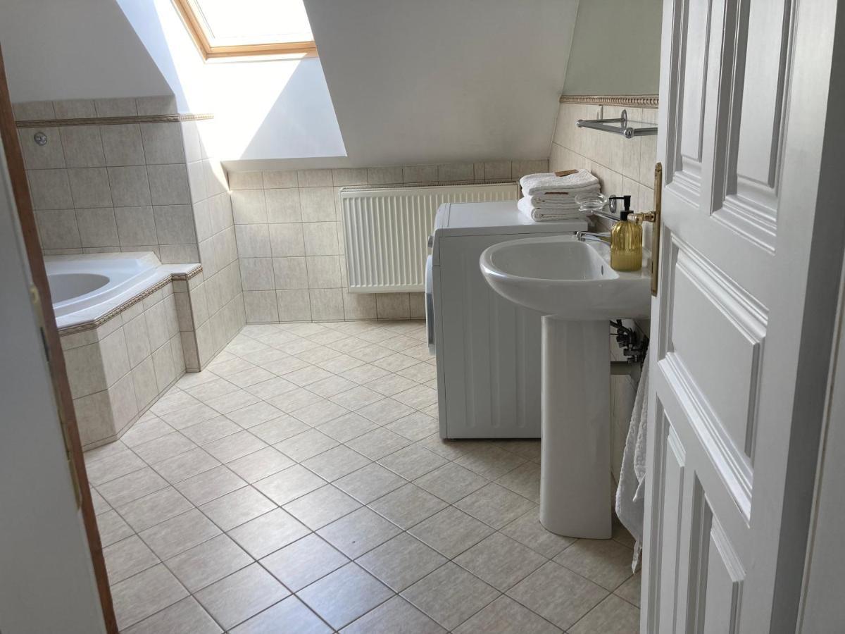 Vynimocny Apartman V Staromestskej Vile S Vyhladom Na Hrad บราติสลาวา ภายนอก รูปภาพ